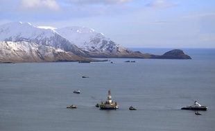 Une plateforme de forage pétrolier offshore au large de l'île de Kodiak, en Alaska.