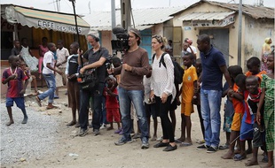 La réalisatrice Stéphanie Valloatto en plien tournage de Caricaturistes, fantassins de la démocratie