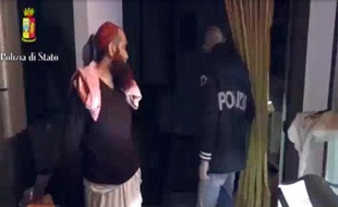 Capture d'écran d'une vidéo fournie par la police italienne le 24 avril 2015 montrant un homme soupçonné d'appartenir à un réseau islamiste lié à Al-Qaïda