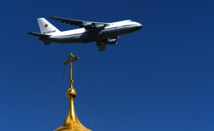 Un Antonov-124 photographié au-dessus du Kremlin à Moscou, en 2015