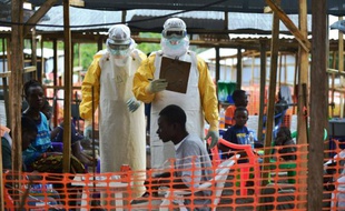 Des médecins de MSF dans une unité de soins pour les malades de Ebola à Kailahun, le 15 aout 2014 en Sierra Leone