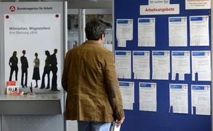 Le chômage a continué sa décrue en avril en Allemagne, le taux brut reculant à 7% de la population active, tandis qu'il stagnait en valeurs corrigées des variations saisonnières, selon des chiffres publiés mercredi.