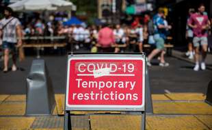 Un panneau signalant des restrictions temporaires liées au Covid-19, à Londres, le 12 juin.
