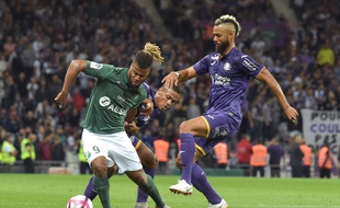 L'attaquant de Saint-Etienne Loïs Diony à la lutte avec le milieu du TFC John Bostock et le défenseur Kelvin Amian mardi soir au Stadium de Toulouse.