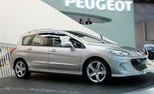 PSA Peugeot Citroën a annoncé mardi une légère progression de ses ventes mondiales en 2007, portée par les pays émergents, et espère une accélération cette année pour remplir ses objectifs à l'horizon 2010.