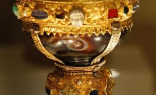 Une précieuse coupe exposée dans la basilique San Isidro de Leon, dans le nord de l'Espagne le 31 mars 2014, connue jusqu'à présent comme le calice de l'infante Doña Urraca, est présentée comme le Saint Graal