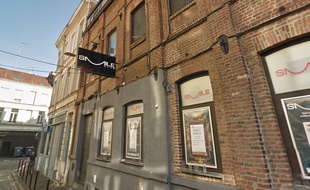 La façade du Smile Club, en journée