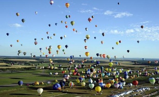 Les organisateurs du Lorraine Mondial Air Ballons, le plus grand rassemblement de montgolfières au monde, ont annoncé coup sur coup sur Twitter deux nouveaux records mercredi soir et jeudi matin