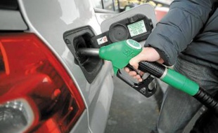 Dans certaines stations essence parisiennes, le prix du sans-plomb 95 dépasse les 2 €.