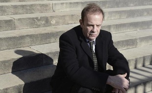 François-Marie Banier, l'ex-confident de Liliane Bettencourt, devant le palais d ejustice de Bordeaux, le 3 février 2015