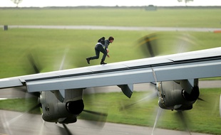 Tom Cruise, sur un A400M dans Mission Impossible, Rogue Nation.