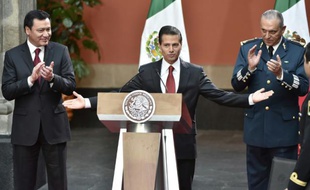 Le président mexicain Enrique Pena Nieto (c) avec le ministre de la Défense, Salvador Cienfuegos Zepeda (d), et le ministre de l'Intérieur, Miguel Angel Osorio Chong (g), à Mexico le 8 janvier 2016
