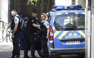 Dijon (Côte d'or), le 20 juin 2017. Des gendarmes escortent Marcel Jacob, le grand-oncle de Grégory, à sa sortie de la cour d'appel.