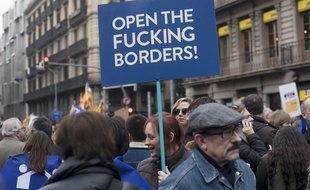 160.000 personnes ont participé le 18 fevrier à une manifestation à Barcelone en faveur de l'accueil des migrants.