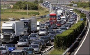 Après plusieurs semaines de controverses, la Commission européenne présente mercredi ses propositions pour contraindre l'industrie automobile à réduire plus fortement ses émissions de CO2, un test de la détermination de l'UE à lutter contre le changement climatique.