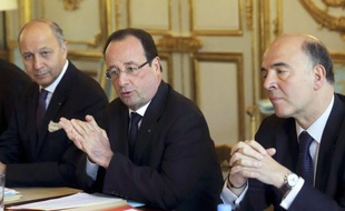 François Hollande, s'exprimant au lendemain du vote définitif par le Parlement de l'ouverture du mariage aux couples homosexuels, a appelé mercredi à "l'apaisement" et au rassemblement du pays sur "l'essentiel", à savoir l'emploi et le redressement économique.