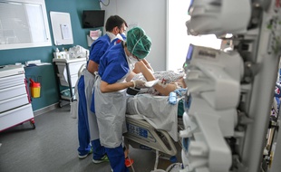 Des soignants dans un service de réanimation auprès d'un patient Covid-19 au CHU de Bordeaux.