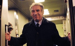 François Bayrou a repoussé vendredi les avances de Nicolas Sarkozy et François Hollande dans la perspective du 2e tour de la présidentielle en expliquant qu'il n'était "nullement décidé à préparer une manoeuvre" mais était là pour empêcher un 2e tour Sarkzoy-Hollande.