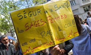 Une manifestation de sages-femmes, le 5 mai 2021, Journée internationale de la sage-femme.