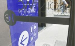 La boutique ouvre de 11 h à 19h30.