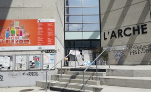 L'Arche, à l'entrée du campus fait partie, avec l'accueil, des deux bâtiments occupés jour et nuit.