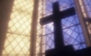Illustration d'un crucifix au sein d'une église.