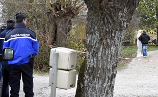 Les gendarmes à Chabeuil (Drôme), où une octogénaire a été poignardée par le suspect du quadruple meurtre.