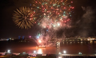 Bordeaux, 30 juin 2012. - Feux d'artifice tire depuis une barge dans le cadre des festivites de Bordeaux fete le vin. - Photo : Sebastien Ortola