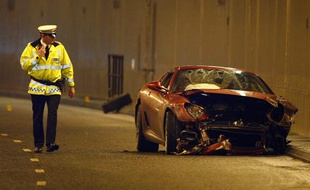 La police anglaise inspecte la voiture du footballeur portugais de Manchester United, Cristiano Ronaldo, victime d'un accident de la route au volant de sa Ferrari le 8 janvier