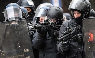 Des policiers lors de l'acte 10 des