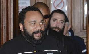 Le polémiste Dieudonné quitte le tribunal correctionnel de Paris le 4 février 2015