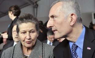 Simone Veil et Guillaume Pepy, le 25 janvier 2011 à Bobigny, où le président de la SNCF a reconnu le rôle de sa compagnie dans la déportation des juifs.