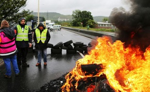 Des personnes bloquent une route à Saint-Etienne-du-Rouvray, près de Rouen, le 31 mai 2016