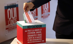 Une homme vote, le 16 octobre, lors du référendum sur l’unité de la gauche et des écologistes en vue des élections régionales, organisé par le PS.