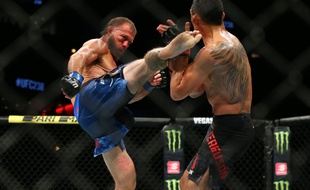 Tony Ferguson (à droite) pourrait bientôt combattre dans une réserve indienne.