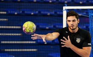 Florent Manaudou pendant son premier entraînement complet de handball à Aix-en-Provence.