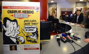 Une couverture de Charlie Hebdo de 2011 affichée dans les locaux de Libération après l'attaque de la rédaction de Charlie, à Paris le 9 janvier 2015