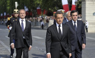 Le président de la République, Nicolas Sarkozy, entouré du ministre de la Défense, Gérard Longuet (à gauche) et du Premier ministre, François Fillon (à droite), lors du défilé du 14-Juillet, à Paris, le 14 juillet 2011.