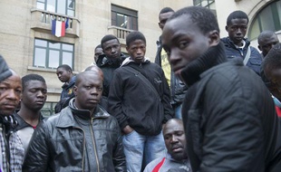 Montreuil, le 6 mai 2013. Regroupés devant la mairie de Montreuil, des migrants Maliens expulsés de leur squat attendent de trouver une solution pour passer la nuit.