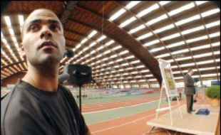Le ministre de la Jeunesse et des Sports, Jean-François Lamour, a inauguré mardi la nouvelle halle Joseph Maigrot, rénovée dans le cadre d'un plan de modernisation de l'Institut national du sport et de l'éducation physique (Insep), en présence d'un ancien élève, l'international de basket-ball Tony Parker.