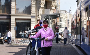 Des habitants d'Amsterdam masqué, le 17 septembre 2020.