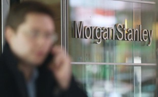 Les principaux dirigeants de Morgan Stanley devraient voir leurs primes baisser nettement en 2012 comparé à 2011 d'après les documents enregistrés par la banque d'affaire américaine jeudi en vue de l'assemblée générale des actionnaires.