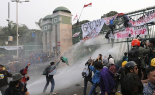 Des manifestants devant les grille du Parlement à Jakarta, le 24 septembre 2019.