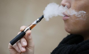Cent vingt professionnels de santé lancent un "appel en faveur de la réduction des risques du tabagisme" en soutenant la cigarette électronique