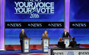 Hillary Clinton (C), Bernie Sanders (G), et Martin O’Malley, lors du troisième débat démocrate pour la présidentielle 2017, le 19 décembre 2015.