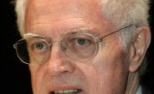 Lionel Jospin est sorti mardi de la réserve qu'il observait depuis deux mois sur les affaires françaises, en proposant aux socialistes un cap à suivre pour l'élection présidentielle de 2007, dans un long texte au ton rassembleur.