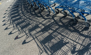 Des chariots dans une grande surface.