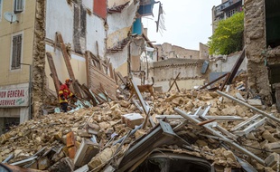Un marin-pompier de Marseille et son chien recherchent la trace d'éventuels survivants.
