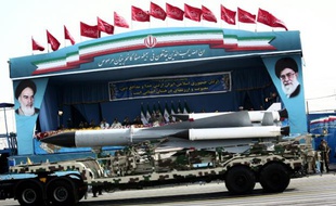 Un système de missile sol-air S-200 est présenté aux commandants militaires iraniens à l'occasion de la Journée de l'Armée, le 18 avril 2015 à Téhéran