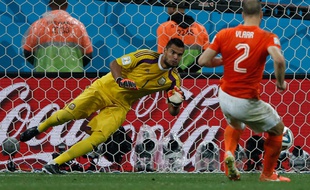 Le Néerlandais Ron Vlaar rate son tir au but lors du match entre les Pays-Bas et l'Argentine le 9 juillet 2014.